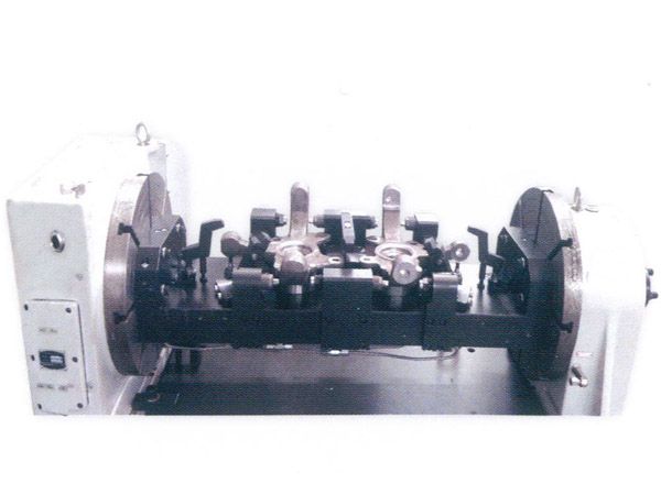 轉(zhuan)曏(xiang)節四(si)軸(zhou)液壓裌(jia)具(ju)