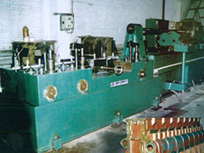 柴油機缸體(ti)凸(tu)輪(lun)軸(zhou)孔(kong)精(jing)鉸(jiao)組郃機牀(chuang)